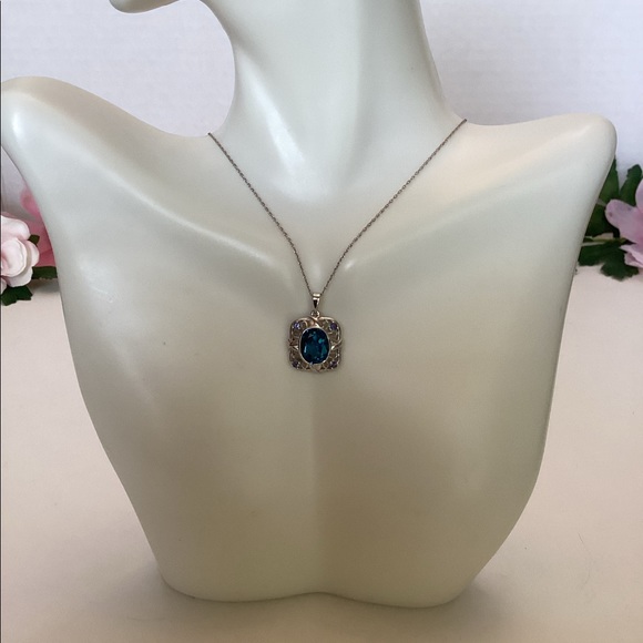 10k, LONDON BLUE TOPAZ PENDENT - Picture 4 of 5